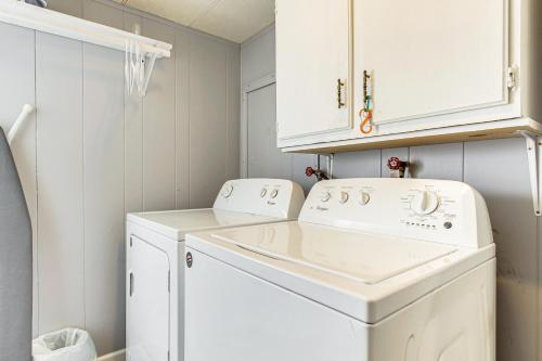 eine weiße Waschmaschine und ein Trockner in einer Waschküche in der Unterkunft Lake Views and Fireside Bliss Cecil Cottage with Yard in Shawano