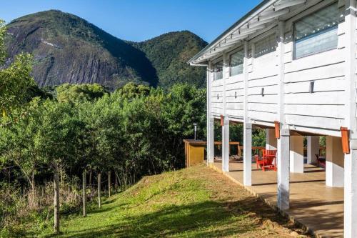 un edificio bianco con una montagna sullo sfondo di Tetzacuilli: The Pen @ Casa Tlalli a Mirantão