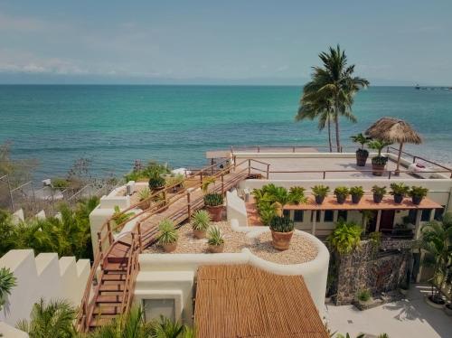 an aerial view of a house on the beach at Hotel Ysuri Bucerias in Bucerías