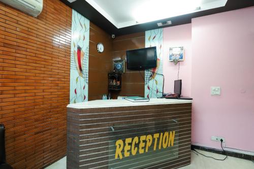 TV a/nebo společenská místnost v ubytování Super Hotel O J P Inn Near Patel Nagar Metro Station