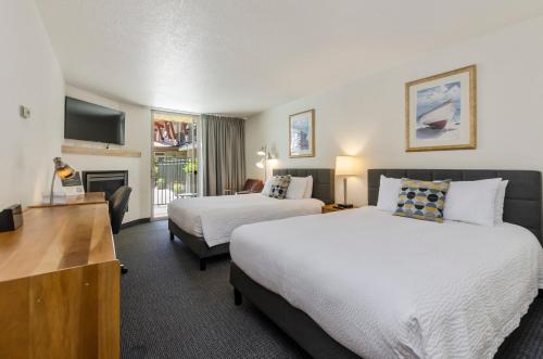 a hotel room with two beds and a television at Firelite Lodge in Tahoe Vista