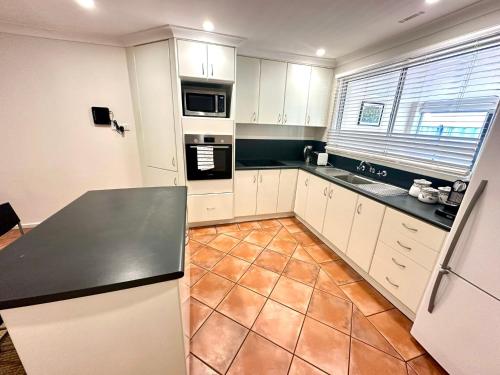 Η κουζίνα ή μικρή κουζίνα στο Zennor House - Busselton