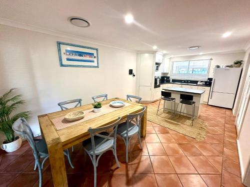 Η κουζίνα ή μικρή κουζίνα στο Zennor House - Busselton