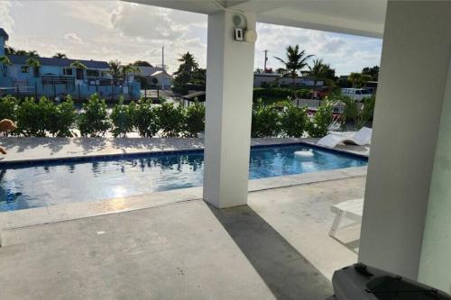 Der Swimmingpool an oder in der Nähe von Newly built home in Cudjoe Key