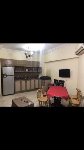 un soggiorno con tavolo e sedie e una cucina di Dolphin resort a New cairo