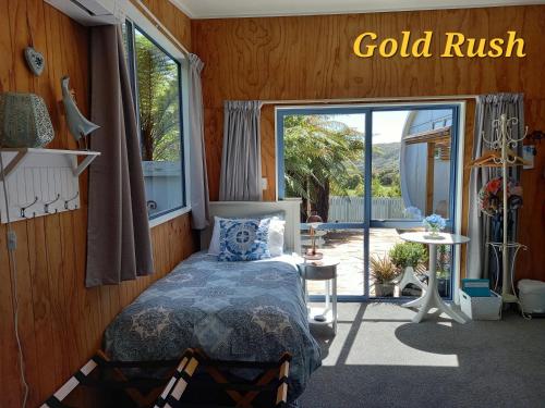 Postel nebo postele na pokoji v ubytování Charleston Goldfields Accommodation