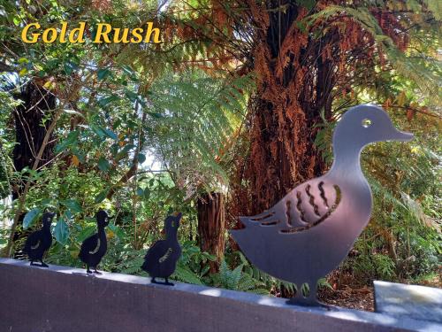 a statue of three birds sitting on a ledge at Charleston Goldfields Accommodation in Charleston