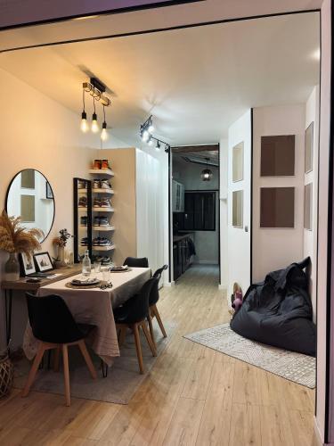un salon avec une table et des chaises et une salle à manger dans l'établissement Charmant studio en ville, à Paris