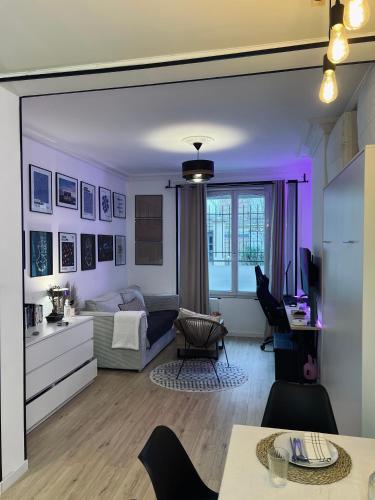 un salon avec un canapé et une table dans l'établissement Charmant studio en ville, à Paris