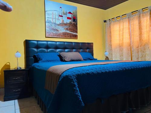 Ένα ή περισσότερα κρεβάτια σε δωμάτιο στο Casa Alegria