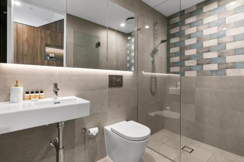 une salle de bain avec toilettes, lavabo et douche dans l'établissement Coogee Beachside Solace #5 - Peaceful 1BR, Pet Friendly Escape, à Sydney
