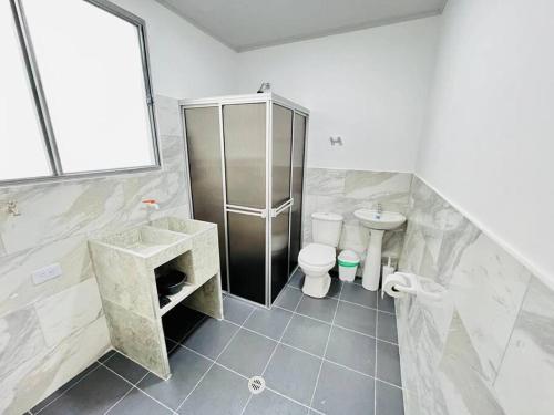a bathroom with a toilet and a sink and a shower at Alojamiento Aipe-Huila, cerca al Desierto-Tatacoa in Aipe