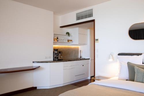 Una cocina o cocineta en Beach Suites
