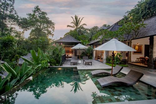 La alberca dentro o cerca de The Lokha Ubud Resort, Villas & SPA