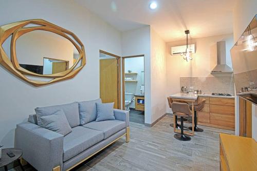 a living room with a couch and a table and a kitchen at Encantador departamento en el corazón de La Paz in La Paz