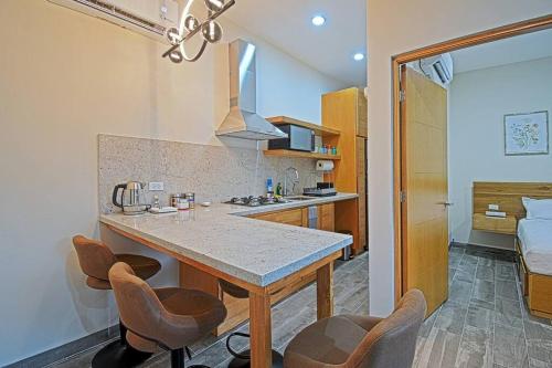 a kitchen with a table and chairs in a room at Encantador departamento en el corazón de La Paz in La Paz