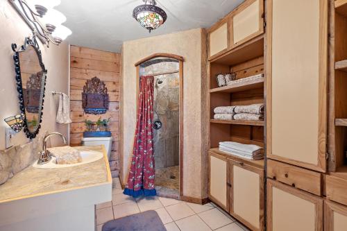 un baño con ducha y lavabo en Mighty Oak Log Cabin, en Fredericksburg