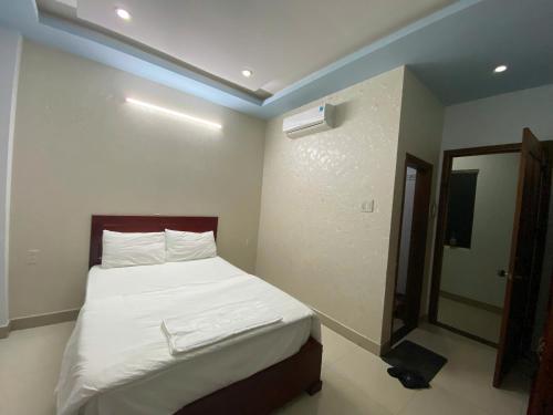 a bedroom with a bed and a mirror in it at Hải Yến Hotel Pleiku - by BAY LUXURY in Plei Brel (2)