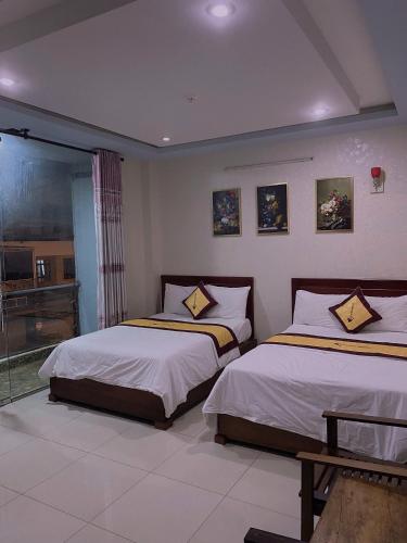 a bedroom with two beds and a window at Hải Yến Hotel Pleiku - by BAY LUXURY in Plei Brel (2)