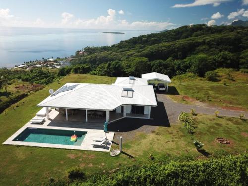 Una vista aérea de una casa con piscina. en La Suite Vue Lagon, en Uturoa