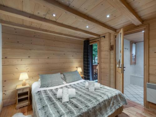 Cette cabane en rondins comprend un lit et une salle de bains. dans l'établissement Appartement Méribel 3 chambres, balcon, WIFI, parking - FR-1-565-115, à Les Allues