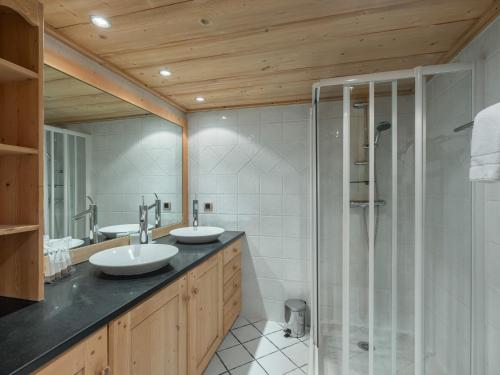 une salle de bain avec deux lavabos et une douche dans l'établissement Appartement Méribel 3 chambres, balcon, WIFI, parking - FR-1-565-115, à Les Allues