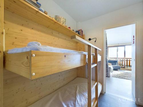 Ce lit superposé se trouve dans un dortoir doté d'un mur en bois. dans l'établissement Studio rénové au cœur de La Rosière, proche pistes et commerces - FR-1-398-671, à Montvalezan