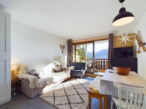 un salon avec un canapé et une table dans l'établissement Studio rénové au cœur de La Rosière, proche pistes et commerces - FR-1-398-671, à Montvalezan