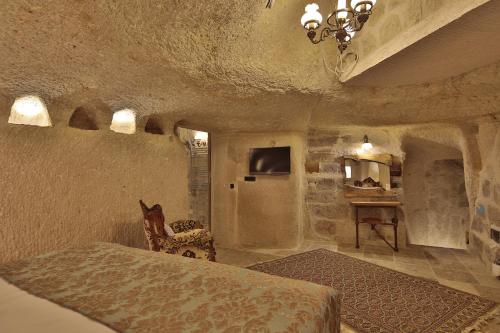 Телевизор и/или развлекательный центр в Aren Cave Hotel And Art Gallery