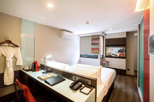 a hotel room with a bed and a desk at Vib Best Western Sanam Pao in Bangkok