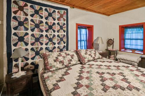 Postel nebo postele na pokoji v ubytování Stein Haus Ranch