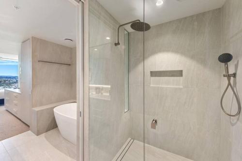 Ένα μπάνιο στο Luxurious 2BR 2BA Oceanfront Apartment Kirra