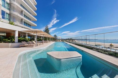 Πισίνα στο ή κοντά στο Luxurious 2BR 2BA Oceanfront Apartment Kirra