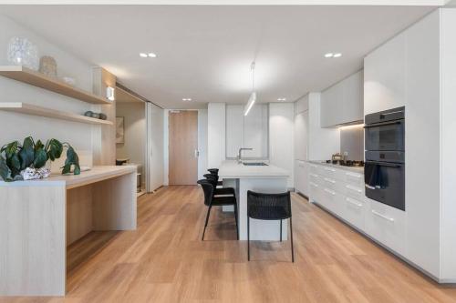 Η κουζίνα ή μικρή κουζίνα στο Luxurious 2BR 2BA Oceanfront Apartment Kirra