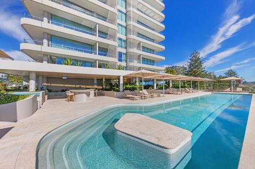 Πισίνα στο ή κοντά στο Luxurious 2BR 2BA Oceanfront Apartment Kirra