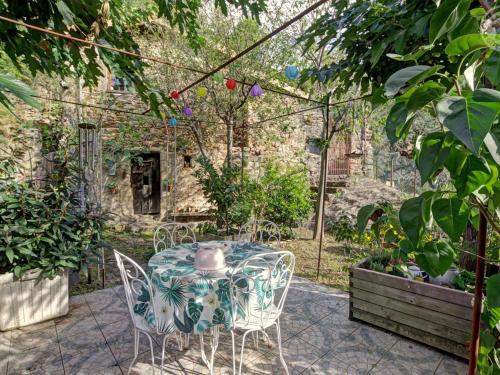 Photo de la galerie de l'établissement Gîte de caractère au cœur de la nature avec véranda lumineuse et terrasse ombragée - FR-1-496-323, à Malleval