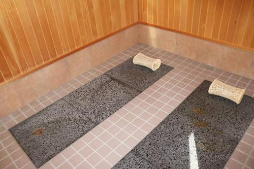 a bathroom with two baskets on a tiled floor at Recommended for families to go fruit pickingvisit Yoichi Nikka Whisky or wineries in Kurokawamachi