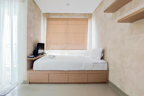 Postel nebo postele na pokoji v ubytování Cozy Stay Studio Room Apartment at B Residence By Travelio