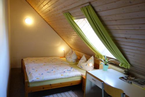 Ένα ή περισσότερα κρεβάτια σε δωμάτιο στο Gästehaus Roensch