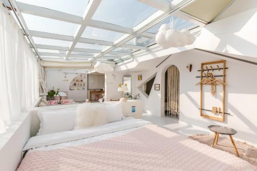 Postel nebo postele na pokoji v ubytování Shanghai ruochu designer Guesthouse上海若初设计师民宿--近上海浦东国际机场及迪士尼