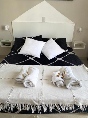 a bedroom with a bed with towels on it at Departamento Práctico y Confortable in San Miguel de Tucumán