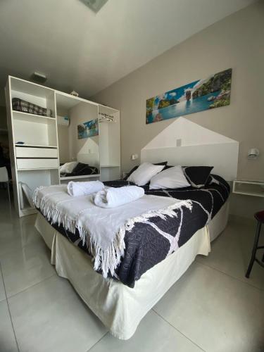 a bedroom with a large bed in a room at Departamento Práctico y Confortable in San Miguel de Tucumán