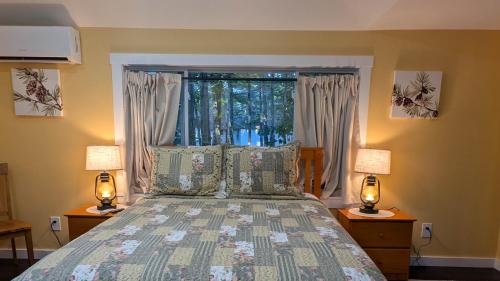 Ένα ή περισσότερα κρεβάτια σε δωμάτιο στο Hinckleys Dreamwood Cottages