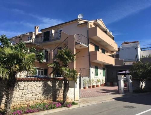 Apartments and Rooms Plaza