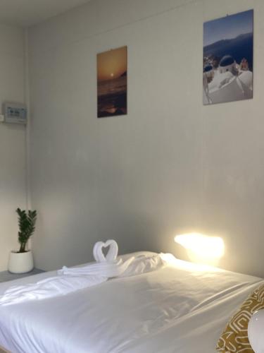 Una cama o camas en una habitación de Sunshine guesthouse