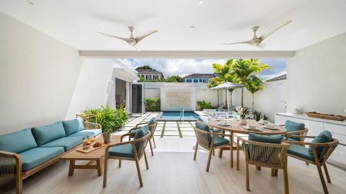 une salle à manger avec une table et des chaises dans l'établissement Porters Place 11 home, à Saint James