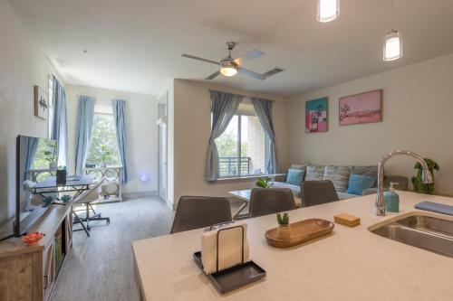 Riverwalk and Pool view Apt with King bed Infinity Pool Gym Free Parkingにあるテレビまたはエンターテインメントセンター