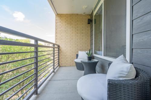 Riverwalk and Pool view Apt with King bed Infinity Pool Gym Free Parkingにあるバルコニーまたはテラス