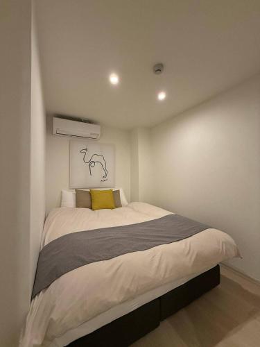 Postel nebo postele na pokoji v ubytování NaouBLD - Spacious 2BR Apartment in Hatchobori - Sleeps 10 Comfortably