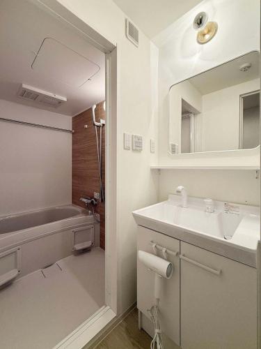 Koupelna v ubytování NaouBLD - Spacious 2BR Apartment in Hatchobori - Sleeps 10 Comfortably